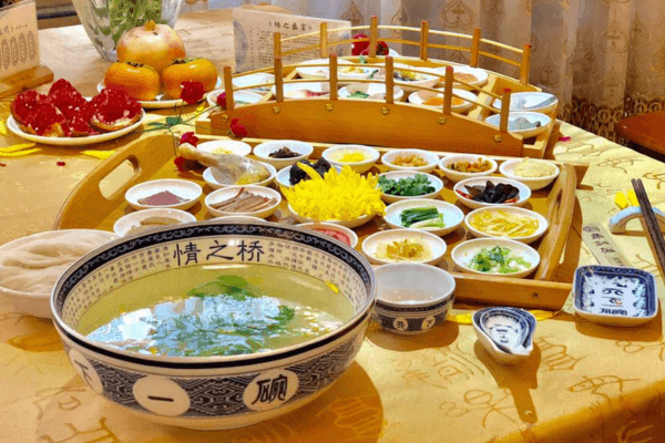 Bún qua cầu với các loại thức ăn ăn kèm