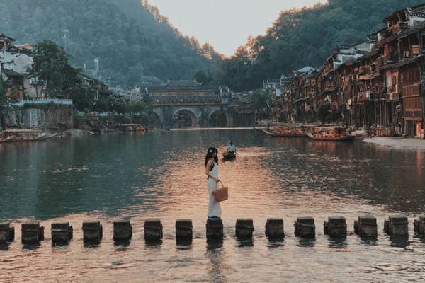 Cầu Đá Nhảy nổi tiếng bậc nhất Phượng Hoàng cổ trấn