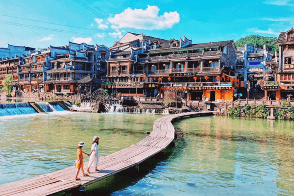 Cầu Gỗ quanh co là địa điểm lý tưởng để check in "sống ảo"