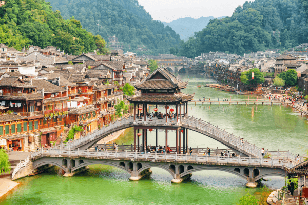 Cầu Tuyết Kiều nổi bật trên dòng Đà Giang xanh ngắt