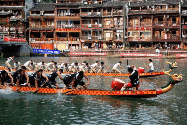 Hội đua thuyền Rồng náo nhiệt, sôi động