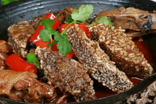 Vịt hầm mềm cùng gạo nếp trộn tiết chiên